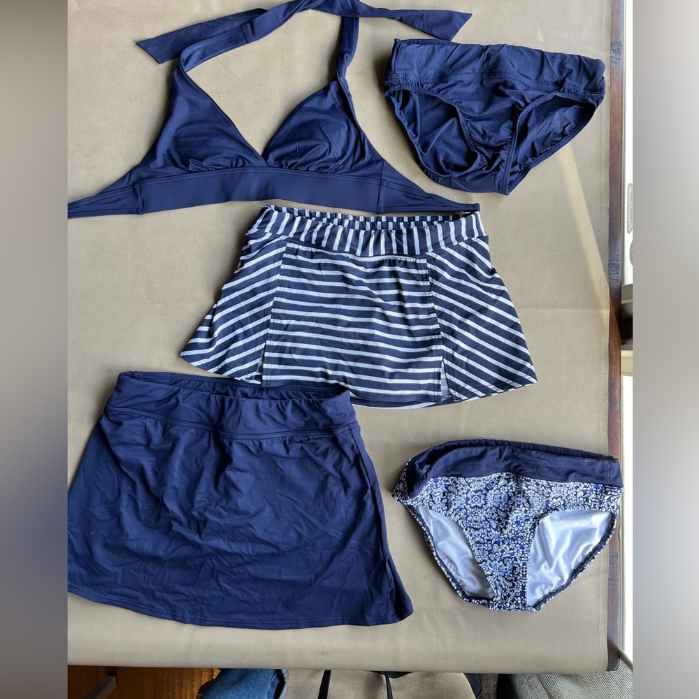 Lands End women’s swim bundle sizes 2-6 (top is size 2, bottoms size 4-6) EUC.